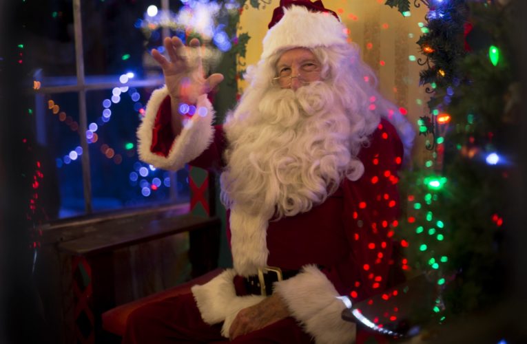 Un couple engagé pour faire le père et la mère Noël était positif à la Covid-19