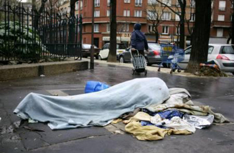 Paris : un sans abri retrouvé mort gelé et décomposé